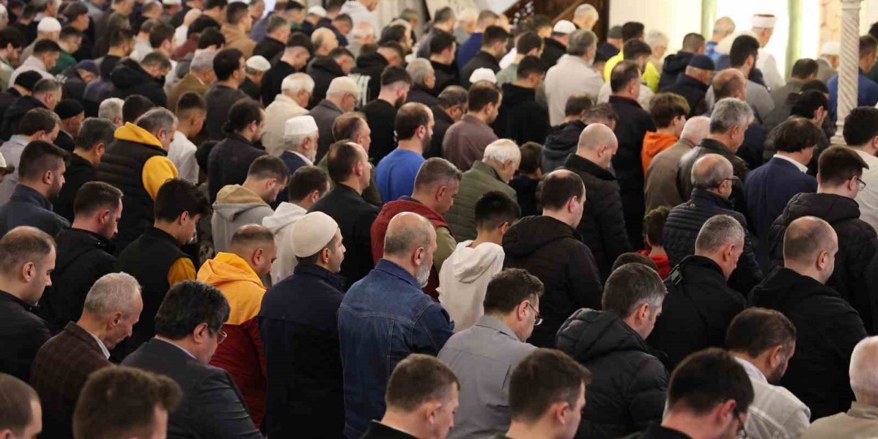 İzmirliler bayram namazında tarihi Hisar Camii’ne akın etti