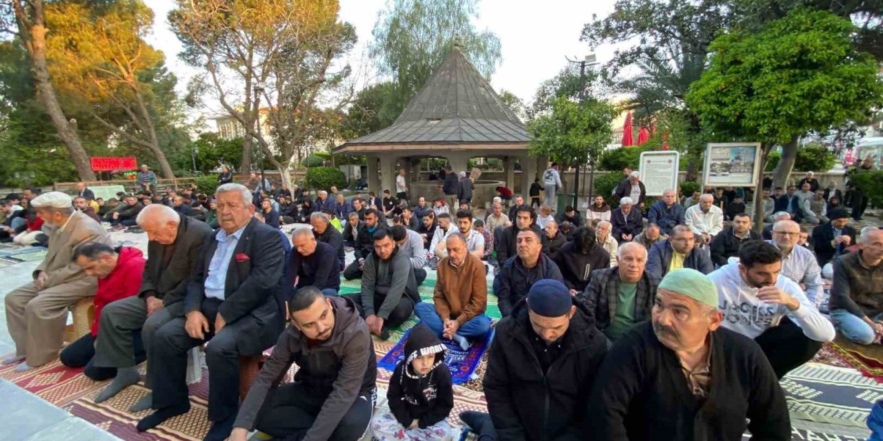 Aydın’da vatandaşlar bayram namazında camileri doldurdu