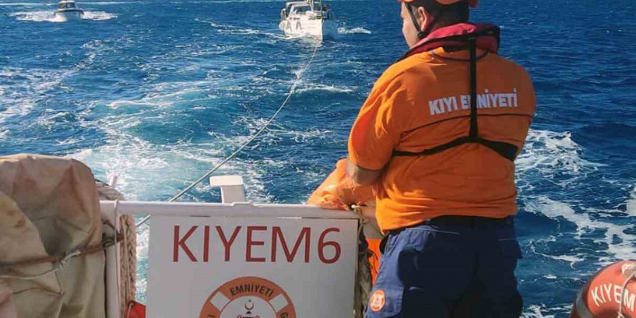 Makine arızası yapan tekneyi KIYEM ekipleri kurtardı