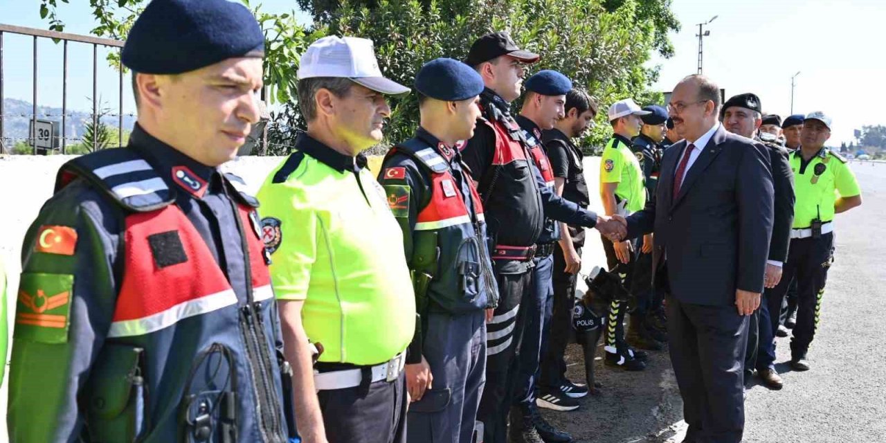Aydın Valisi Canbolat, emniyet ve jandarma personeliyle bayramlaştı