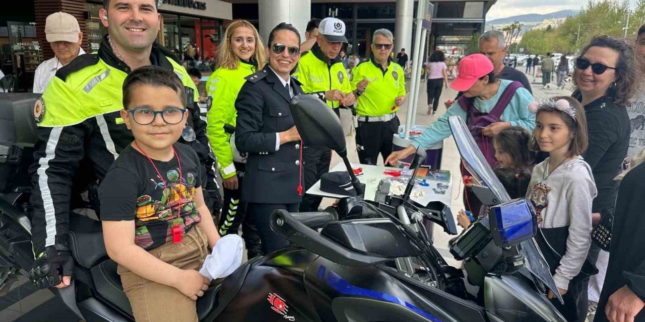 Muğla’da trafik ekipleri vatandaşları bilgilendirdi