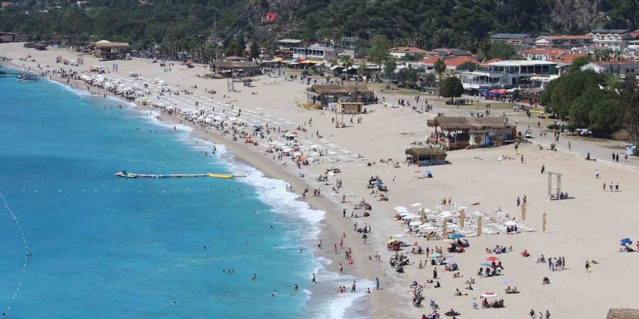 Ölüdeniz’de bayram yoğunluğu yaşanıyor