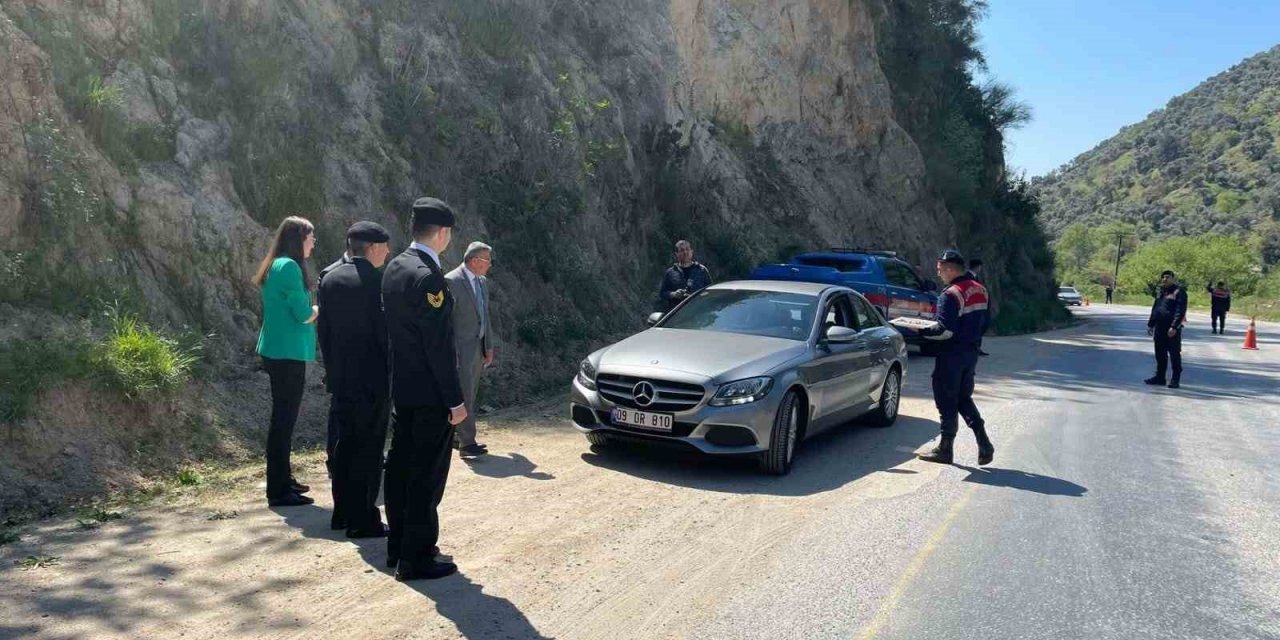Kaymakam Polat trafik denetimine katılarak vatandaşlarla bayramlaştı