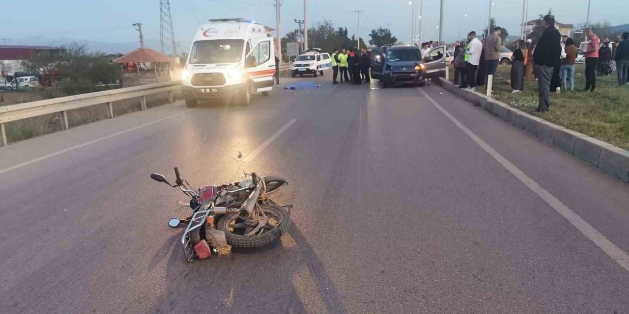 Otomobil ile çarpışan motosiklet sürücüsü hayatını kaybetti
