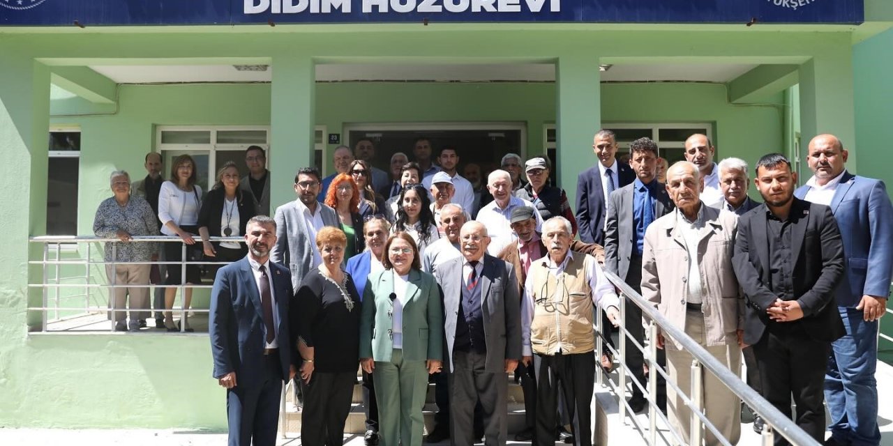 Başkan Gençay bayramda yaşlı çınarları unutmadı