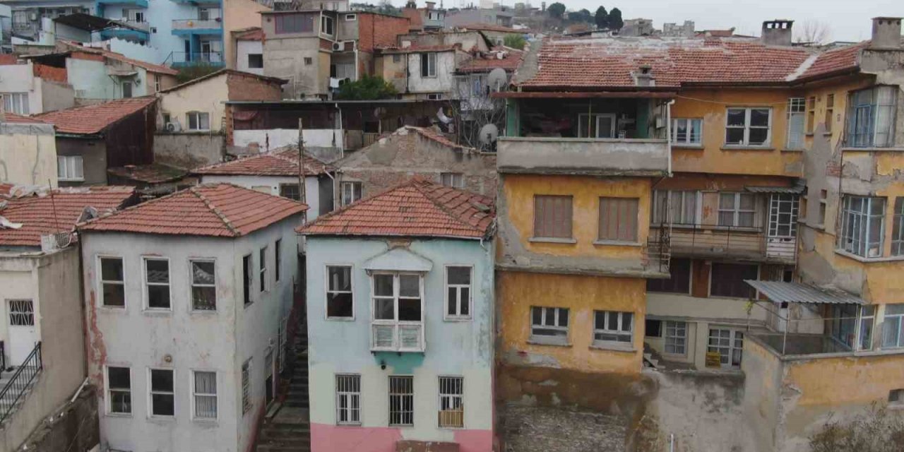İzmir’in göbeğinde can çekişen bir tarih: Basmane