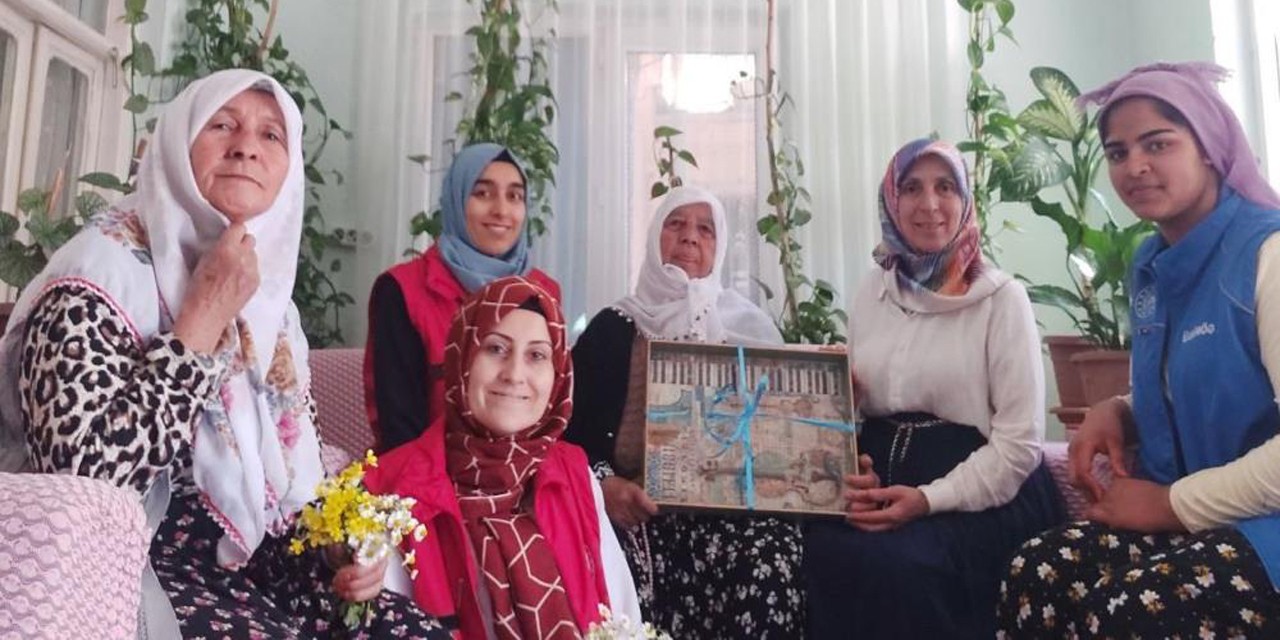 Gönüllü gençler yaşlı çınarları unutmadı