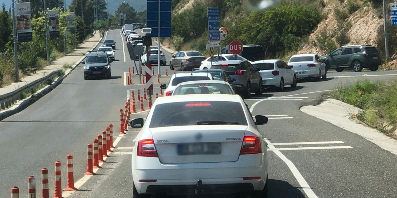 Sahile akın eden vatandaşlar uzun araç kuyrukları oluşturdu