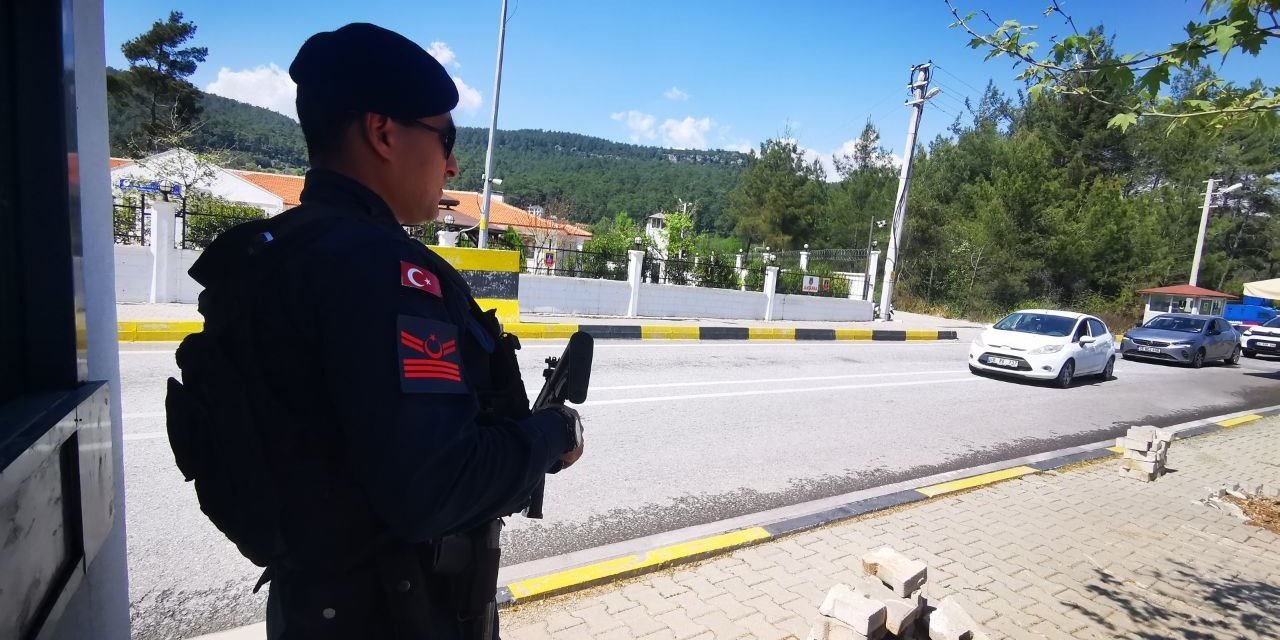 Tatilciler Marmaris yollarını doldurdu