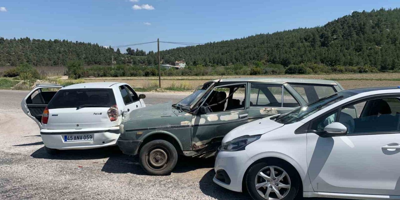 Zincirleme kazada 3 sürücü yaralandı