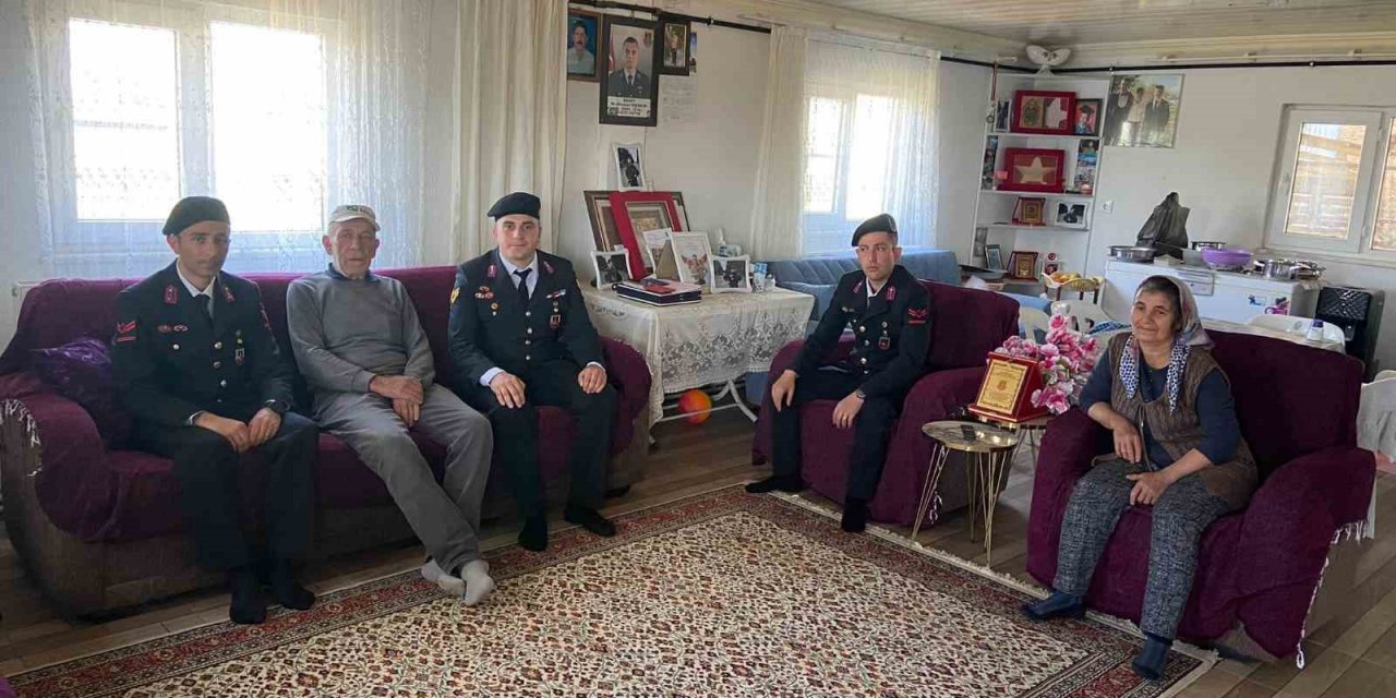 Jandarma gazileri ve şehit ailelerini unutmadı