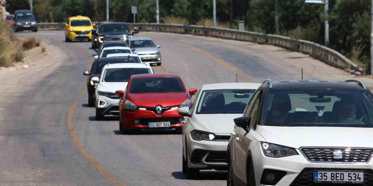 Ölüdeniz yolunda tatilcilerden araç kuyruğu