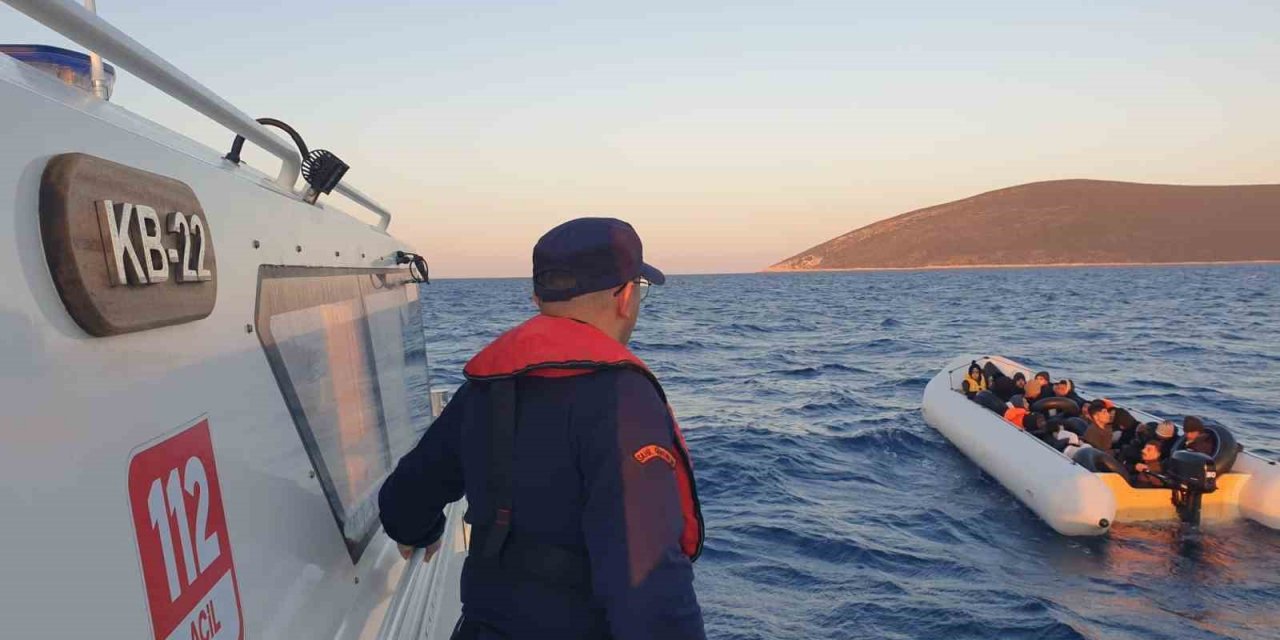 İzmir açıklarında 102 düzensiz göçmen yakalandı