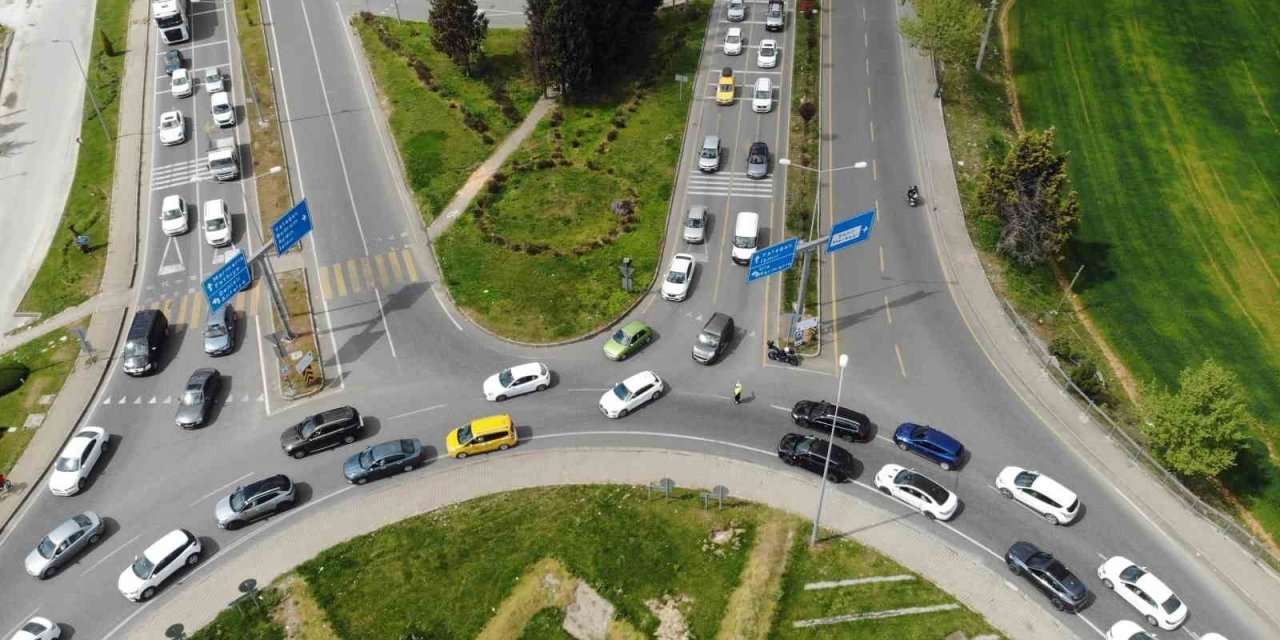 Tatilcilerin araç kuyruğunun sonu görünmüyor