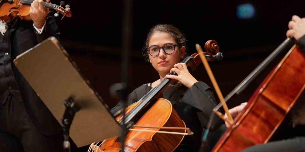 İtalya’da klasik müzik konserlerinde türkü söyleyen kız