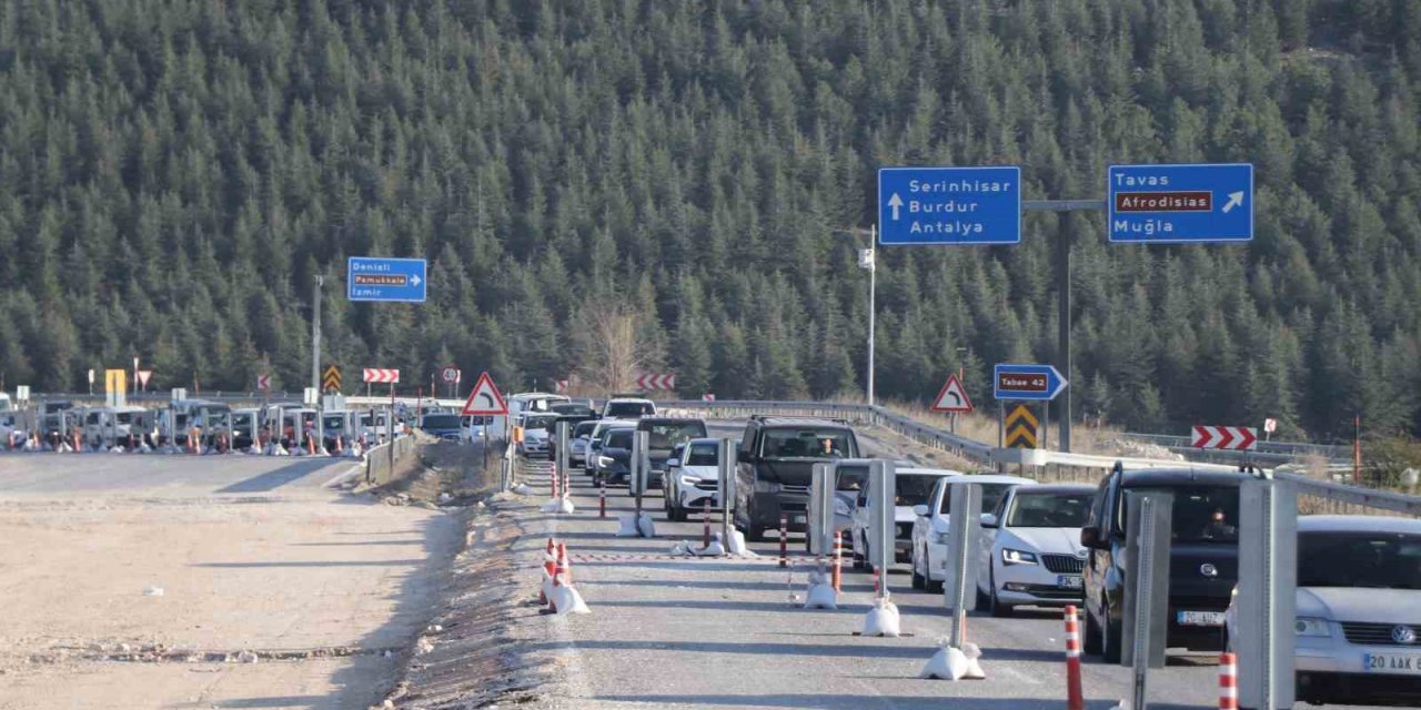 Tatilinin son günü trafik kilitlendi