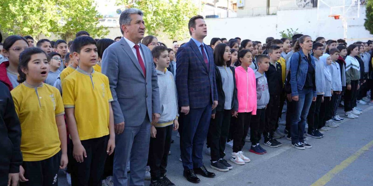 Muğla İl Milli Eğitim Müdürü Çay, öğrenciler ile bir araya geldi