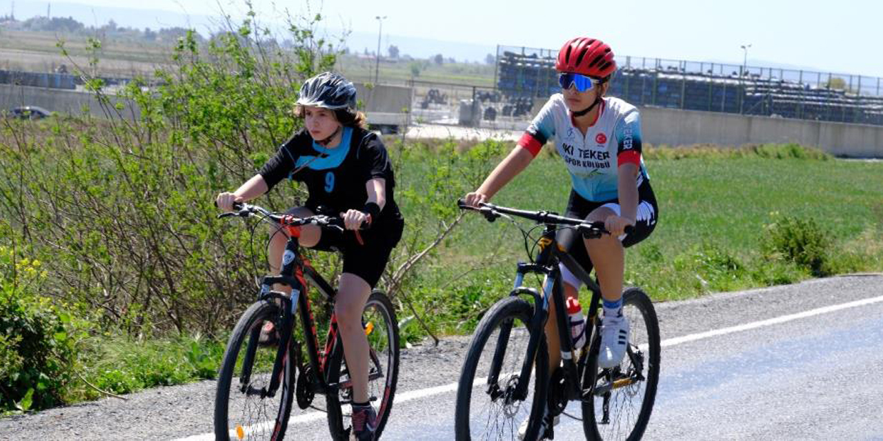 Bisiklet yarışında birincilik için pedal çevirdiler