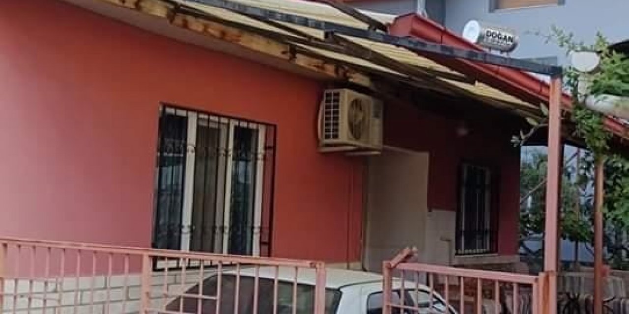 2 katlı binanın çatısı alevlere teslim oldu