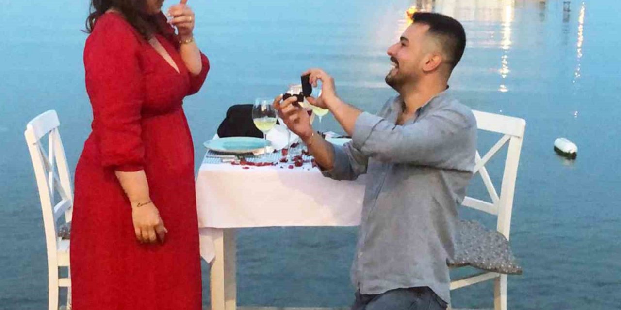 Sahilde nostaljik evlilik teklifi