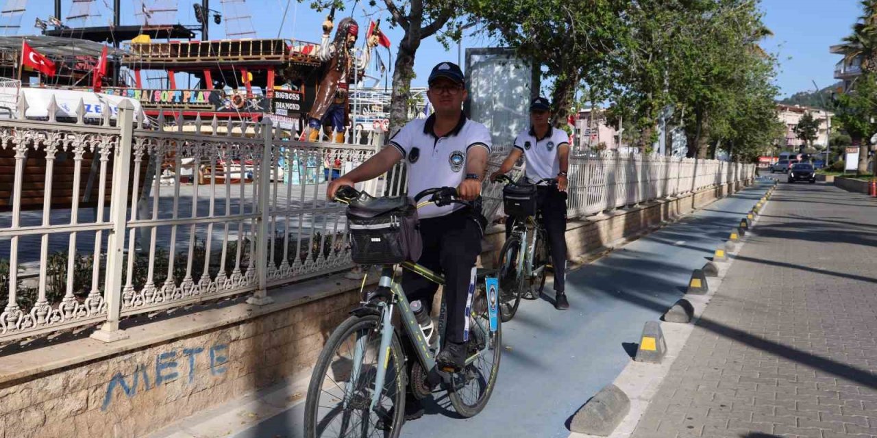 Marmaris’te sahil yolu bisikletli zabıtalara emanet