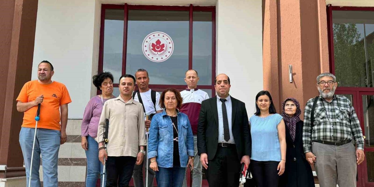 Görme engelliler şehitleri unutmadı