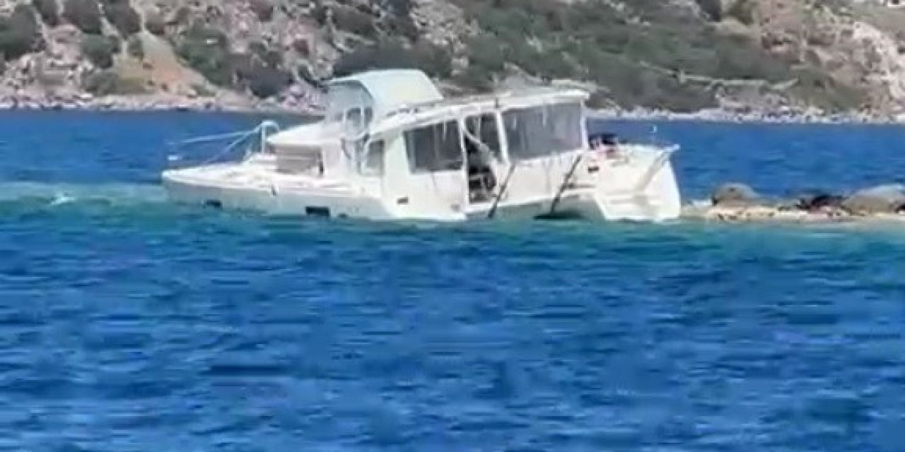 Çaldıkları tekneyle kayalıklara vurdular