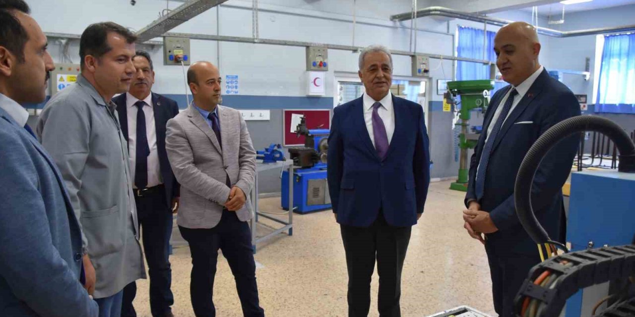 DOSTEK’i öğrencilerle buluşan Daire Başkanı Alpay; “Mesleğinize ve kazanımlarınıza sahip çıkın”