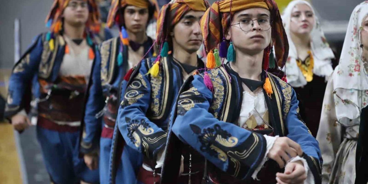 Halk oyunları şöleni Denizli’de başladı