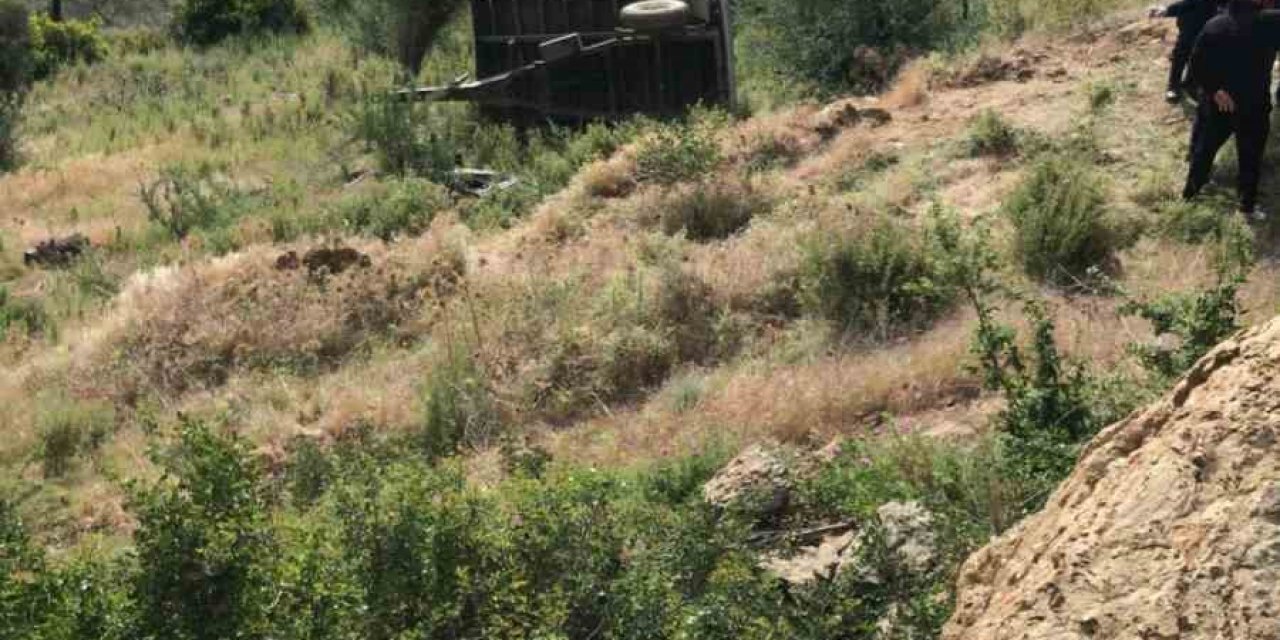 Traktör uçuruma yuvarlandı: 1 ölü