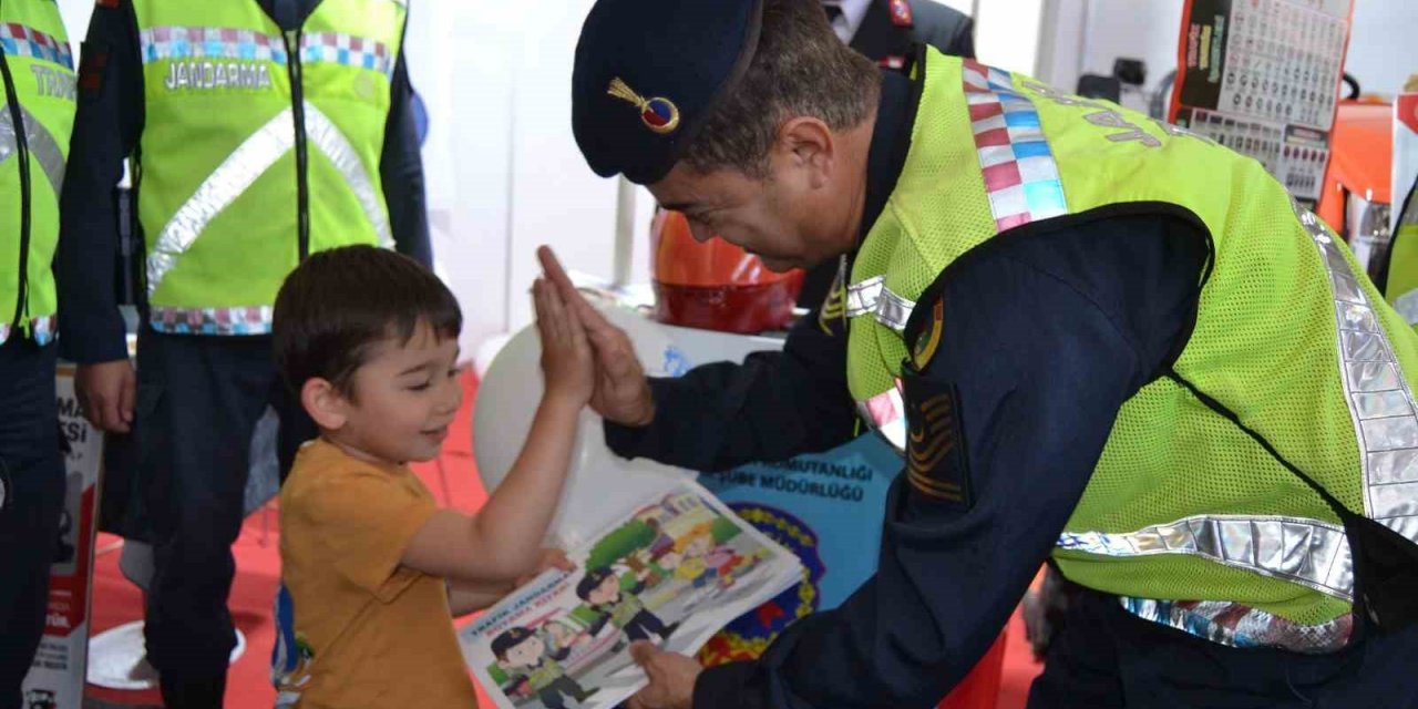Jandarma, Fethiye Tarım Ve Turizm Fuarı’nda vatandaşları bilgilendirdi