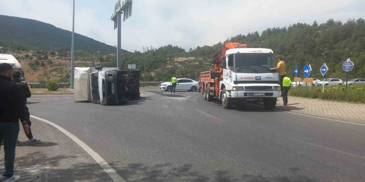 Sürücü virajı alamadı, yan yatan kamyonetteki 2 kişi yaralandı