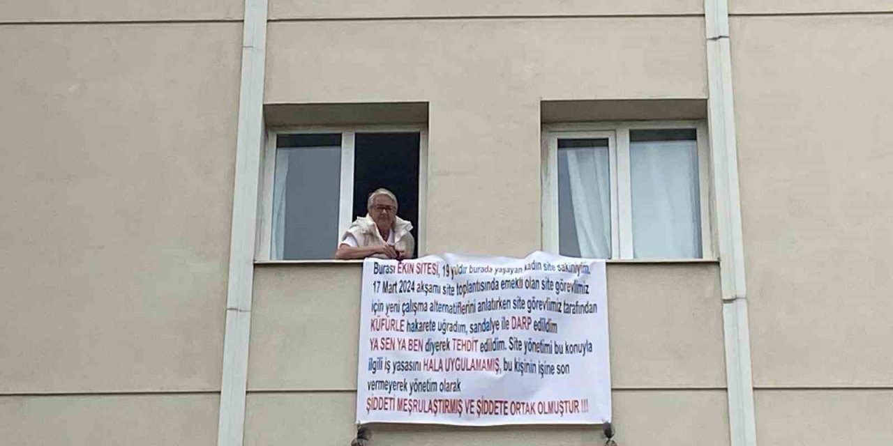Sandalyeyle darbedilen site sakini, mağduriyetini pankartla dile getirdi