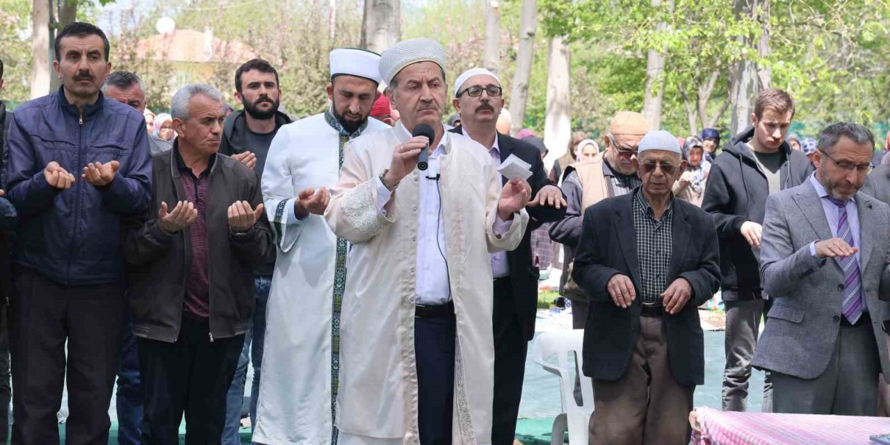 Tavas’ta yüzlere kişi yağmur duasına çıktı