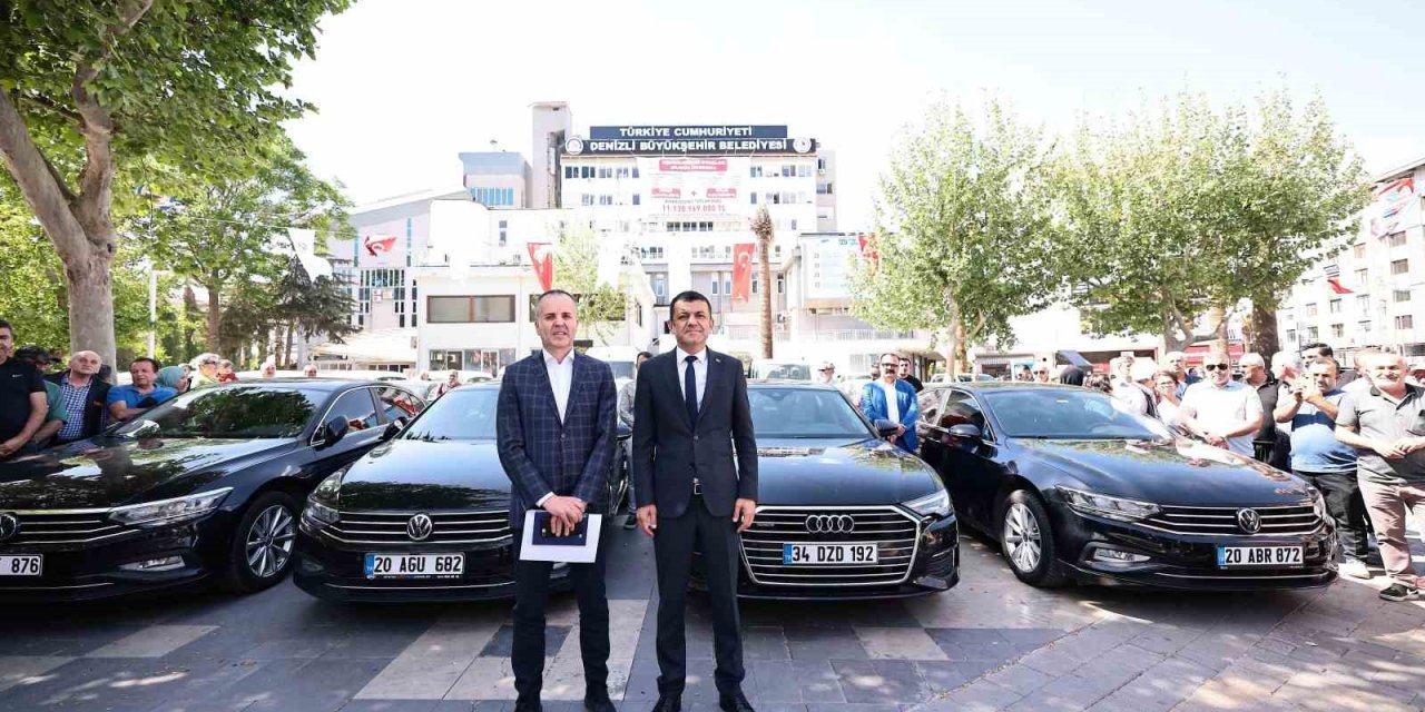 Denizli’de belediyenin ihtiyaç fazlası araçları meydanda sergilendi