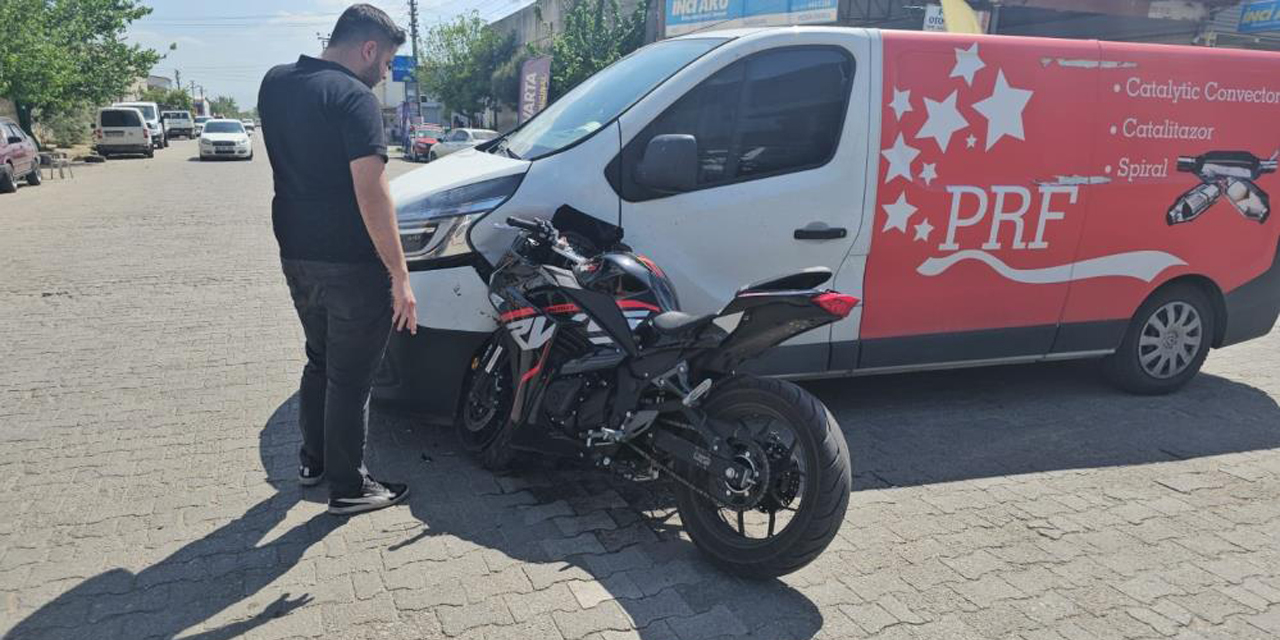 Motosiklet araca ok gibi saplandı
