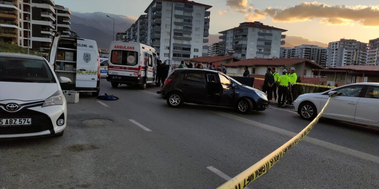 U dönüşü yapan otomobile çarpan motosiklet sürücüsü yaşamını yitirdi
