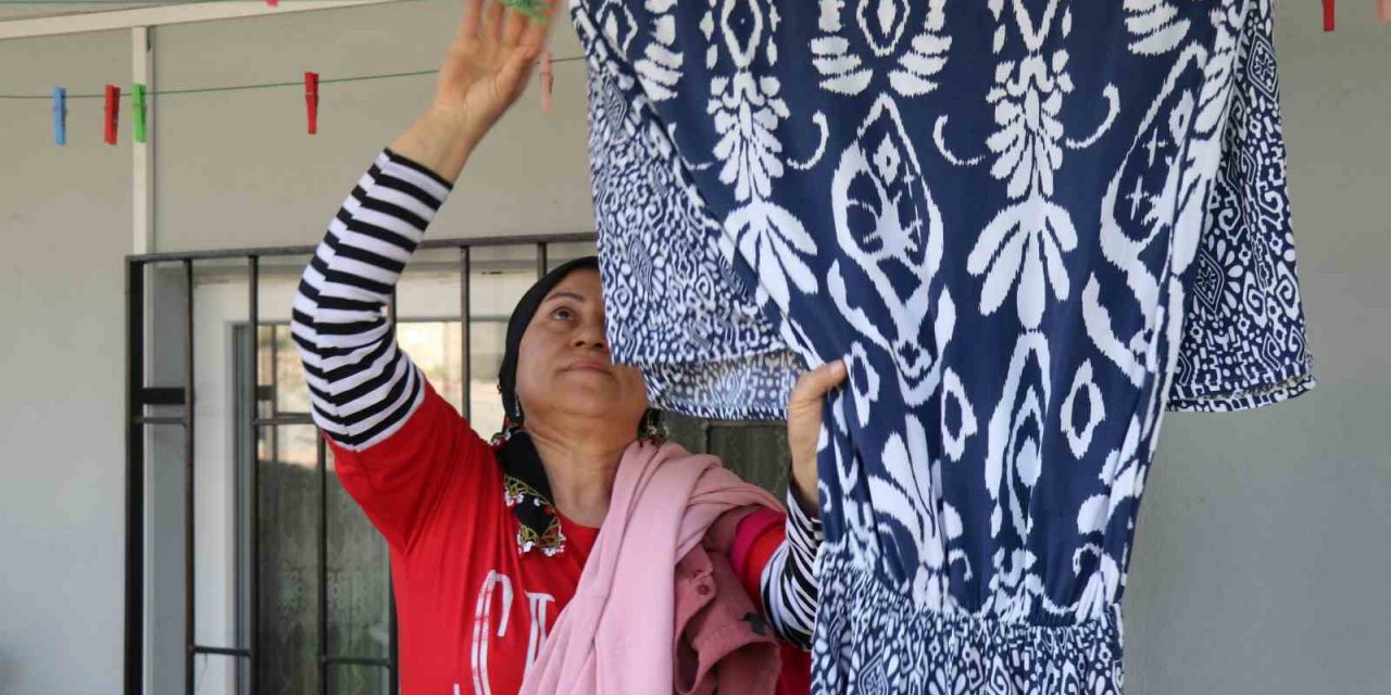 Beğendiği kıyafetleri mağazadan değil kurutma telinden çaldı