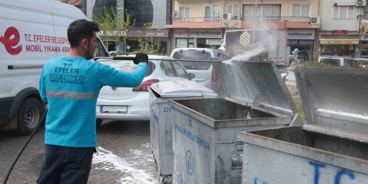 Efeler Belediyesi çöp konteynerlerini yıkayıp dezenfekte ediyor