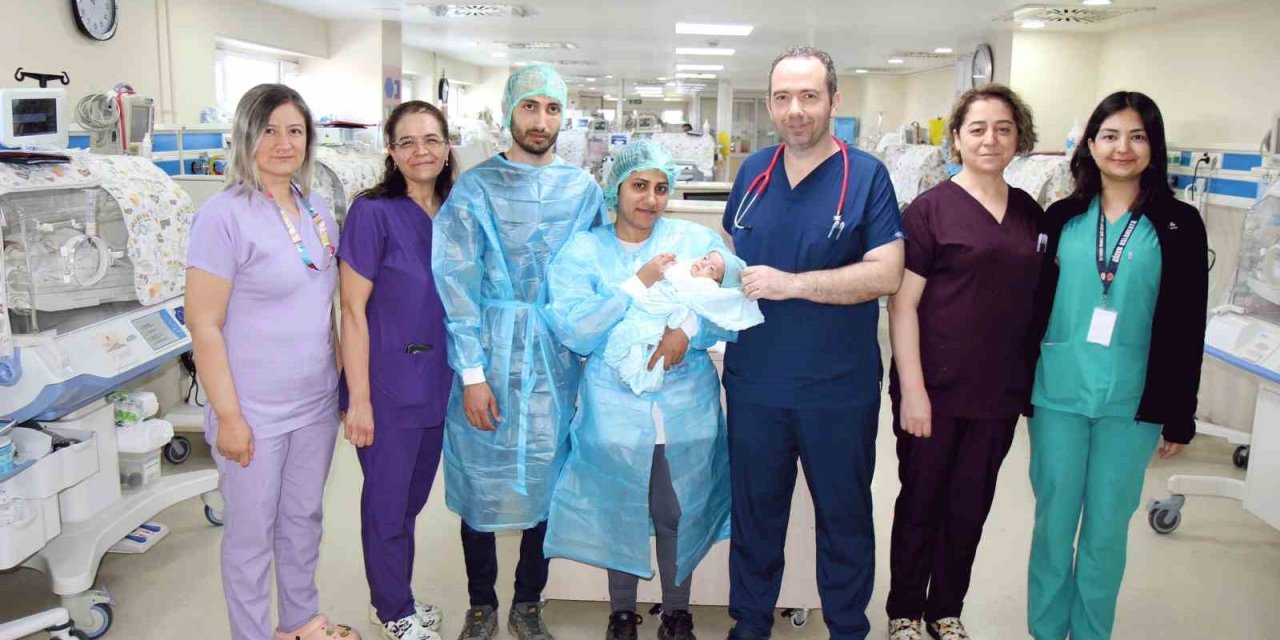 29 haftalık doğan Erkan bebek, 75 günlük yaşam mücadelesinin ardından ailesine kavuştu