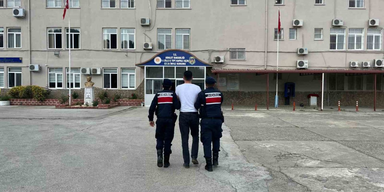 Elbise dolabından hırsız çıktı