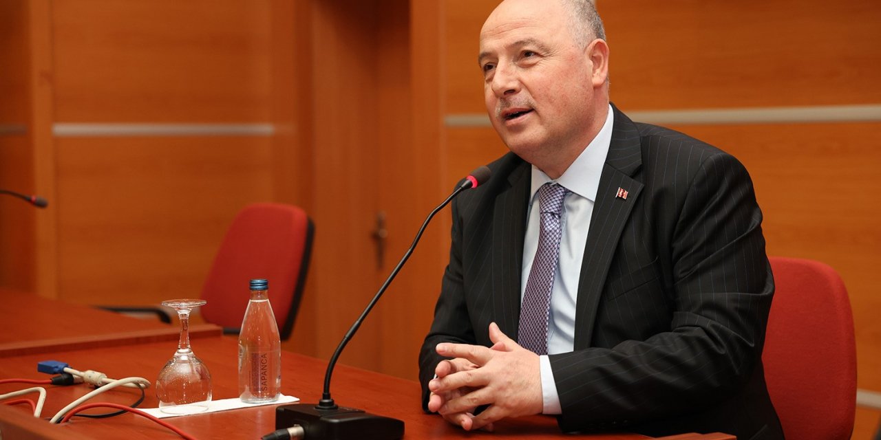 Vali Coşkun, üniversiteli gençlere kamu sektörünü anlattı