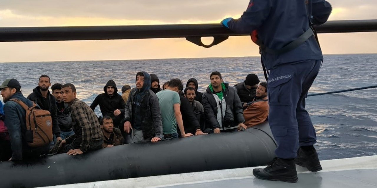 Göçmen botu, batma tehlikesi geçirdi