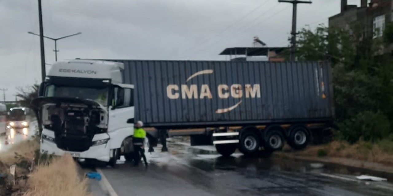Yağış sonrası kayganlaşan yolda kontrolden çıkan tır yolu kapattı: 1 yaralı