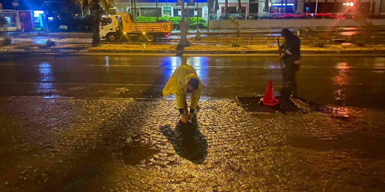 Belediye ekiplerinin yağış mesaisi