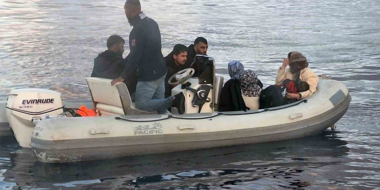 Arızalanan lastik bottaki düzensiz göçmenler kurtarıldı