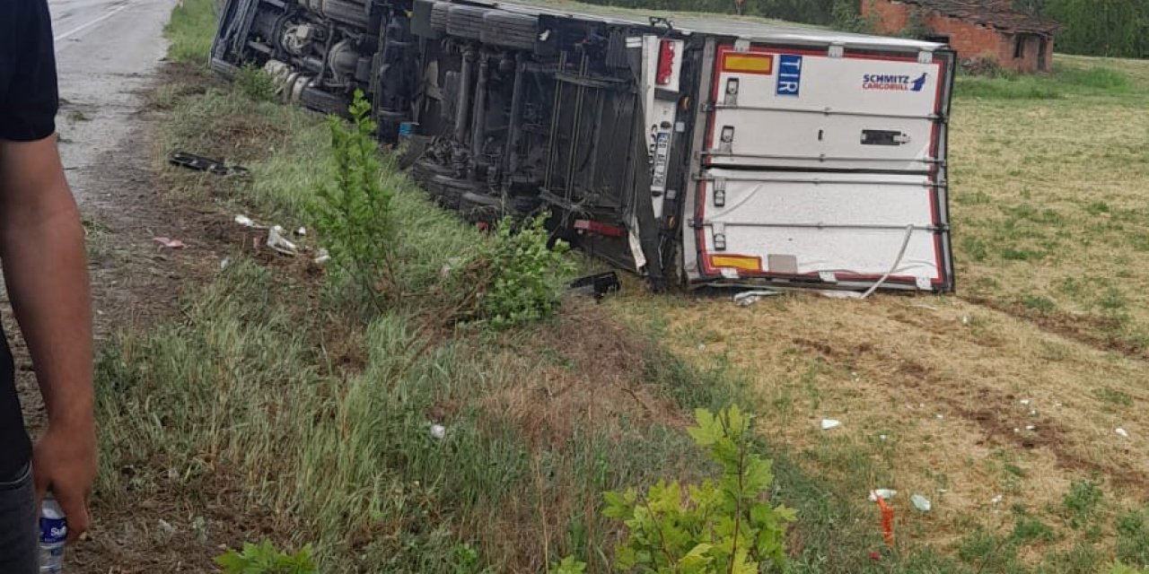 Kayganlaşan yoldan çıkan tır kanala devrildi
