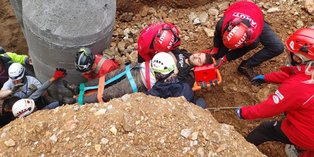 İşçiler toprak altına kaldı