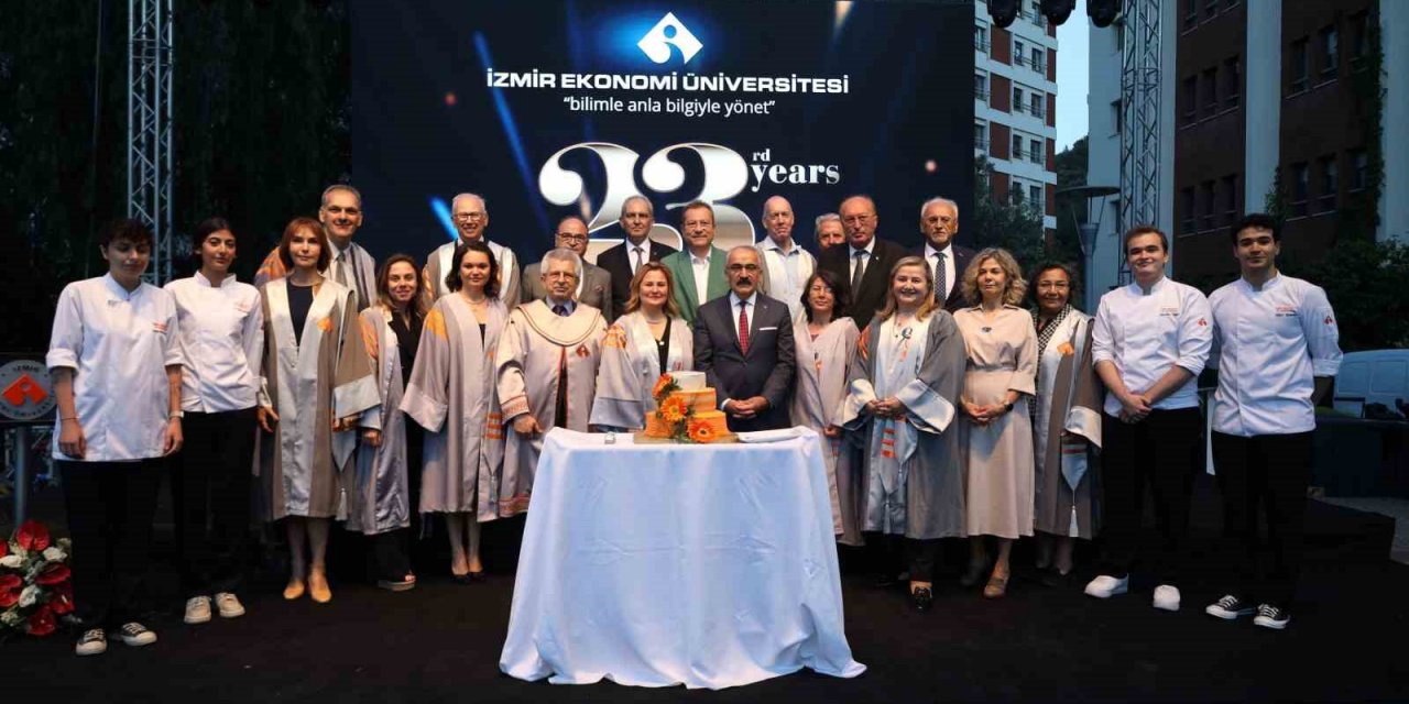 İEÜ’de 104 akademisyen için tören düzenlendi