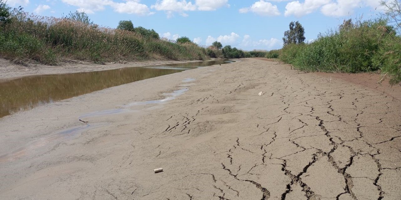 Yaz gelmeden Menderes’te sular çekildi